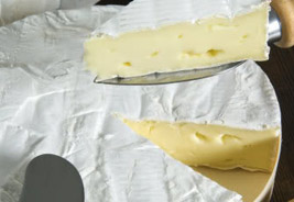 Tosta de queso Brie francés con anchoas